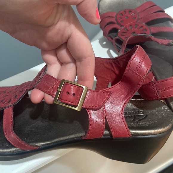 CLARKS Bendables Leather Wedge Sandals Red color Women's Size 11m - Picture 16 of 16
